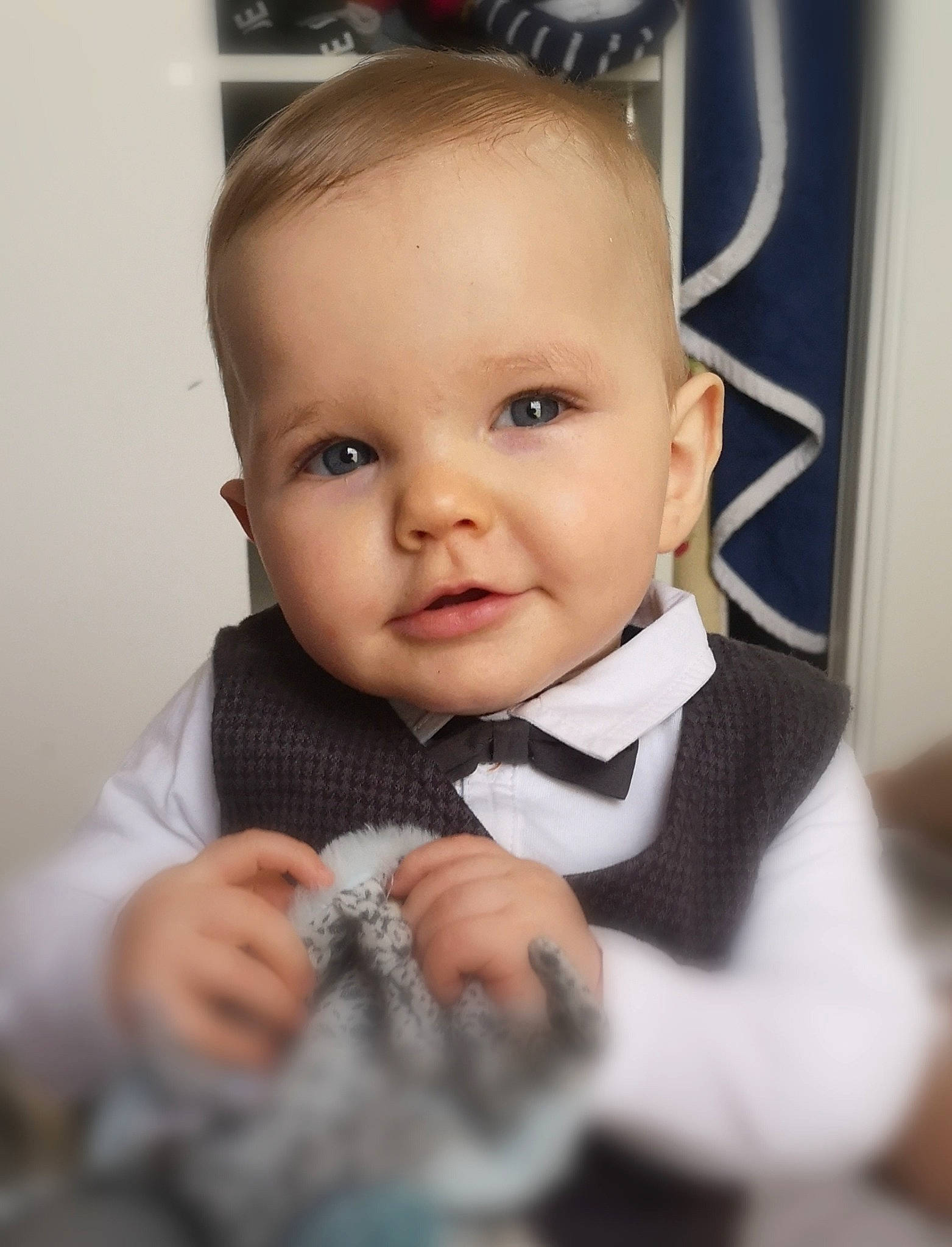 Niels participe au concours pour gagner de l'argent avec cette photo : baby, baby_toddler_clothing, bow_tie, cheek, child, collar, comfort, cool, ear, eyebrow, eyelash, iris, nail, person, portrait_photography, skin, sweater, toddler