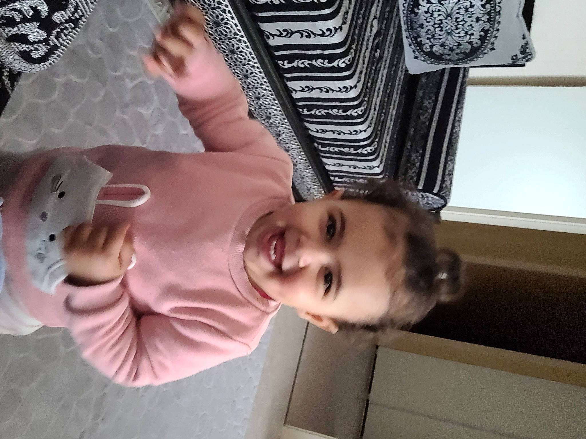 Lina a rejoint le concours — aidez-le/la à gagner de superbes lots ! baby, child, curtain, finger, fun, gesture, glasses, happy, hat, joy, linens, mouth, nail, pattern, person, room, smile, thumb, toddler