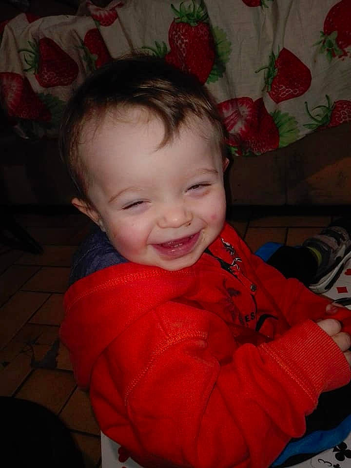 Célio a rejoint le concours — aidez-le/la à gagner de superbes lots ! baby, beauty, cheek, child, eye, face, facial_expression, happy, head, iris, joy, lip, mouth, nose, person, red, skin, smile, toddler