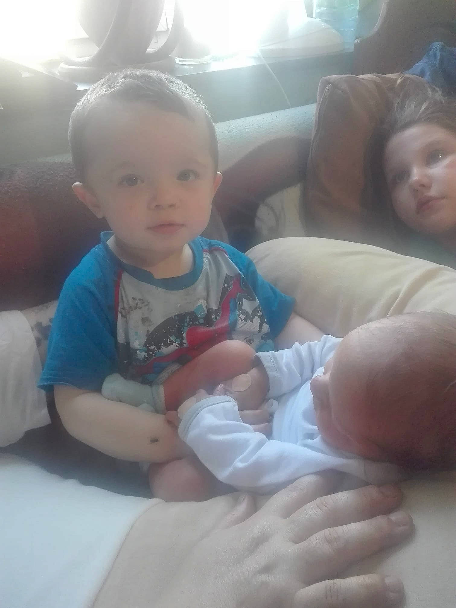 Célio participe au concours pour gagner de l'argent avec cette photo : baby, cheek, child, finger, hand, leg, mouth, person, skin, thumb, toddler