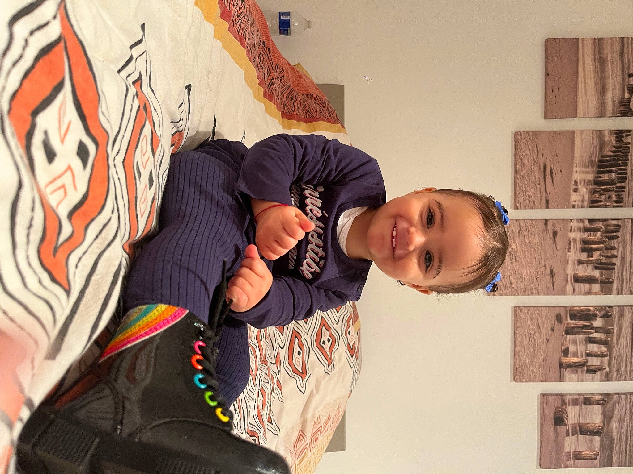 Pearl participe au concours pour gagner de l'argent avec cette photo : art, artist, artwork, drawing, eyewear, font, fun, gesture, graphic_design, graphics, happy, illustration, joy, mouth, mural, painting, person, room, sleeve, t_shirt