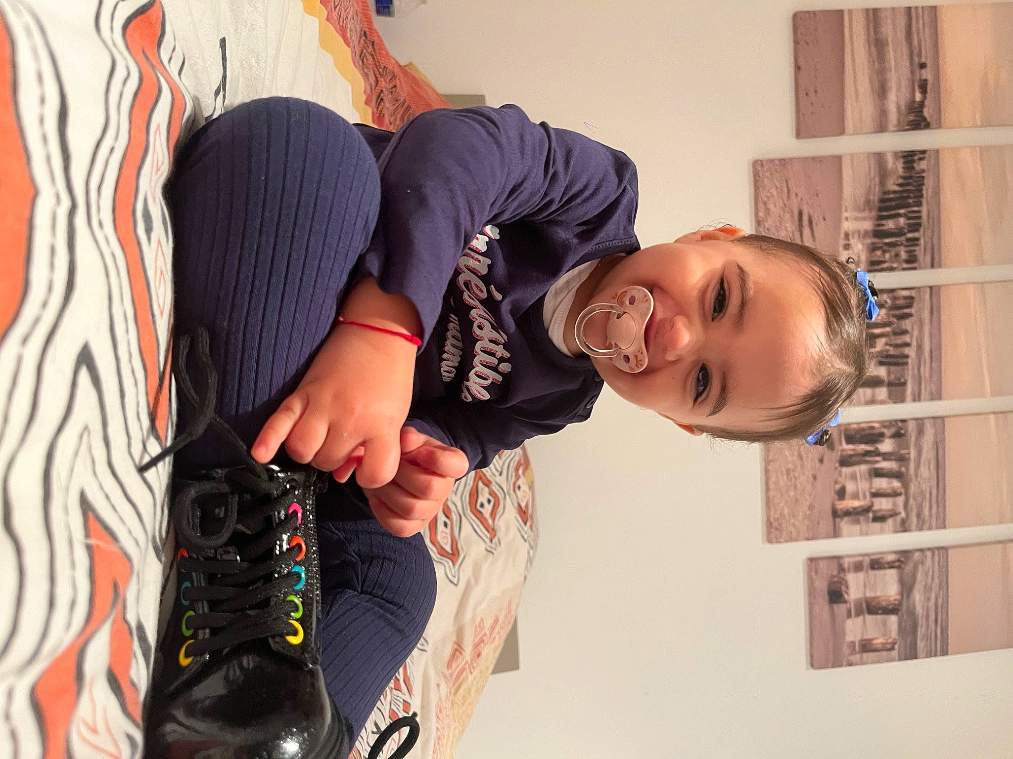 Pearl participe au concours pour gagner de l'argent avec cette photo : arm, black_hair, cool, elbow, eyewear, fashion, fashion_design, happy, joint, joy, knee, mouth, neck, outdoor_shoe, person, shoulder, sleeve, smile, sunglasses, t_shirt