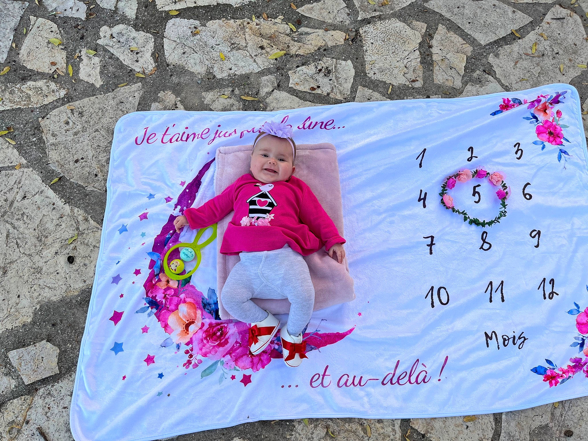 Aria participe au concours pour gagner de l'argent avec cette photo : advertising, art, baby_toddler_clothing, child, event, font, grass, happy, headwear, illustration, linens, magenta, pattern, person, pink, poster, rectangle, road_surface, sleeve, t_shirt