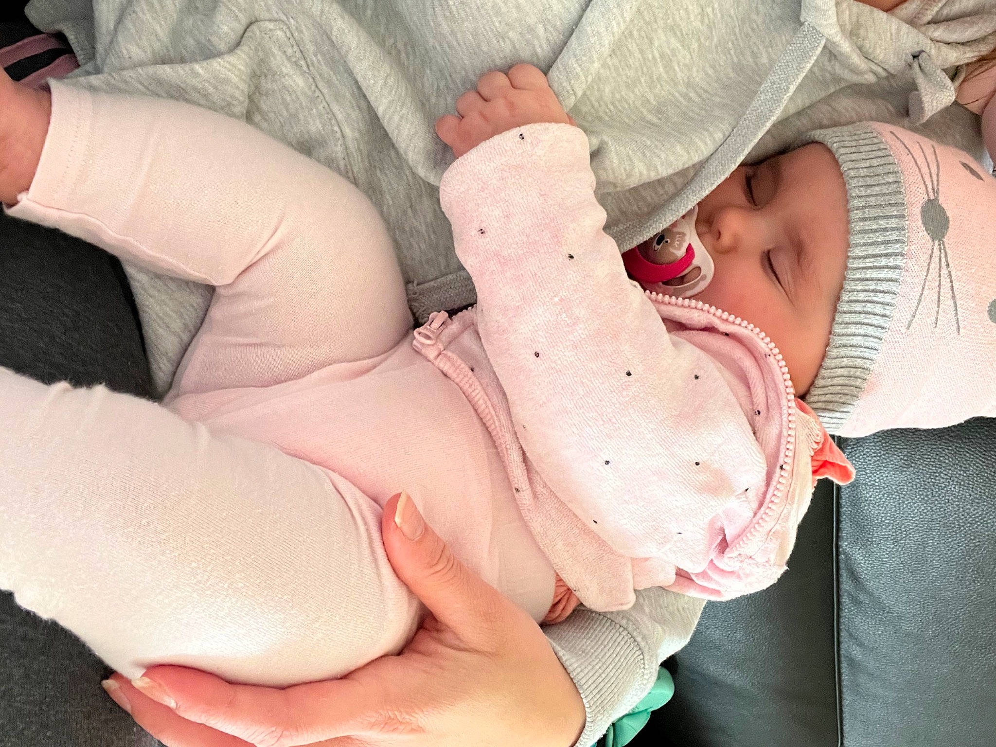 Aria a rejoint le concours — aidez-le/la à gagner de superbes lots ! baby, baby_sleeping, baby_toddler_clothing, child, comfort, finger, gesture, hand, hat, headwear, health_care, human_body, human_leg, knee, linens, nail, person, skin, sleeve, thumb