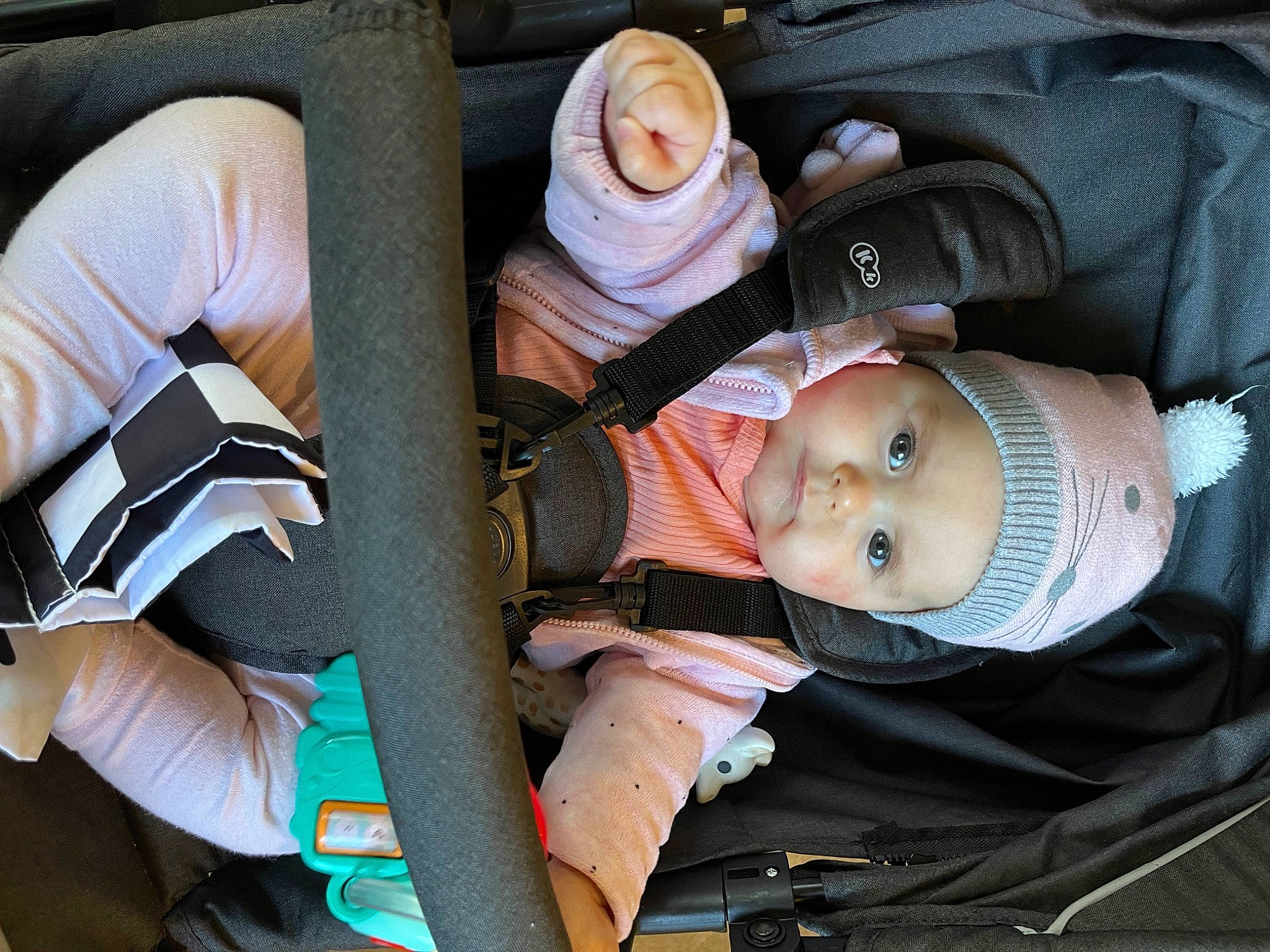 Aria a rejoint le concours — aidez-le/la à gagner de superbes lots ! baby, baby_carriage, baby_products, baby_toddler_clothing, child, comfort, hand, hat, headwear, helmet, human_leg, nail, person, personal_protective_equipment, product, sitting, skin, smile, sun_hat, thigh