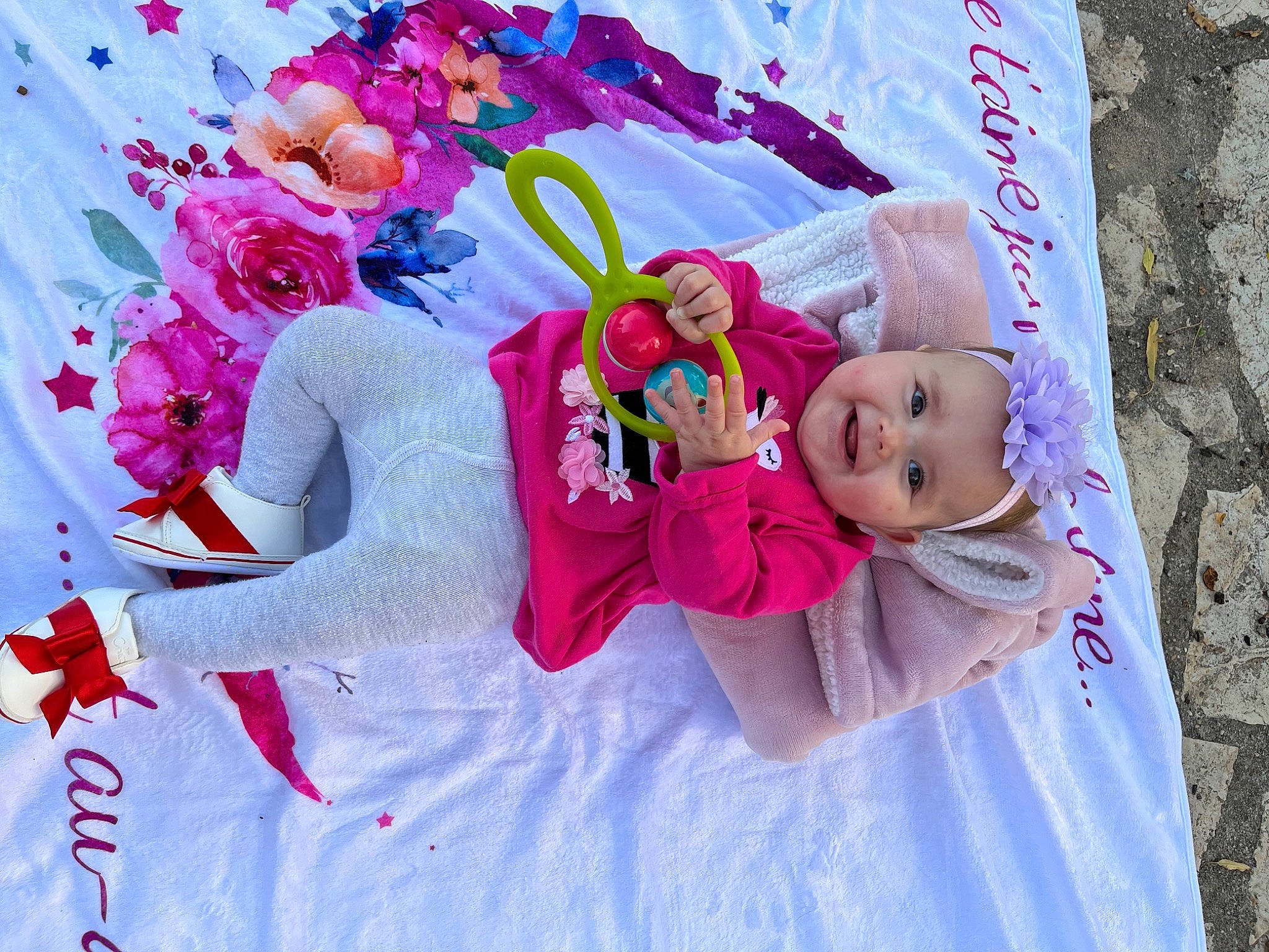 Aria a rejoint le concours — aidez-le/la à gagner de superbes lots ! art, child, cut_flowers, doll, event, fictional_character, floral_design, font, fun, happy, headwear, illustration, joy, magenta, pattern, peach, person, petal, pink, textile