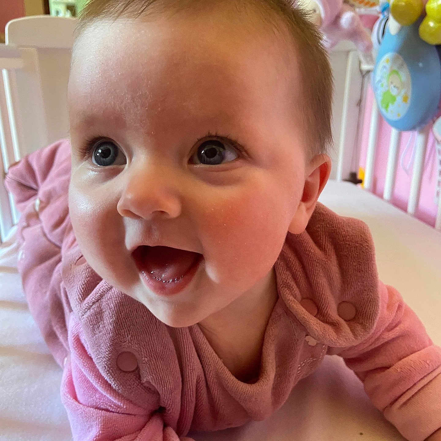 Enora a rejoint le concours — aidez-le/la à gagner de superbes lots ! baby, babylaughing, crawling, crib, face, furniture, happy, head, infantbed, laughing, person, photography, portrait, smile