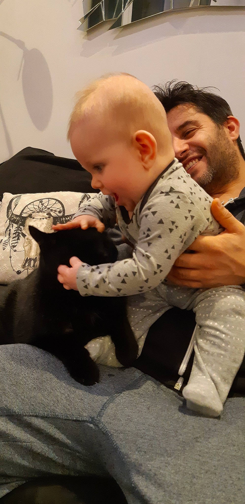 Côme participe au concours pour gagner de l'argent avec cette photo : arm, bedtime, child, ear, father, finger, infant, joy, leg, nap, person, product, sitting, skin, toddler