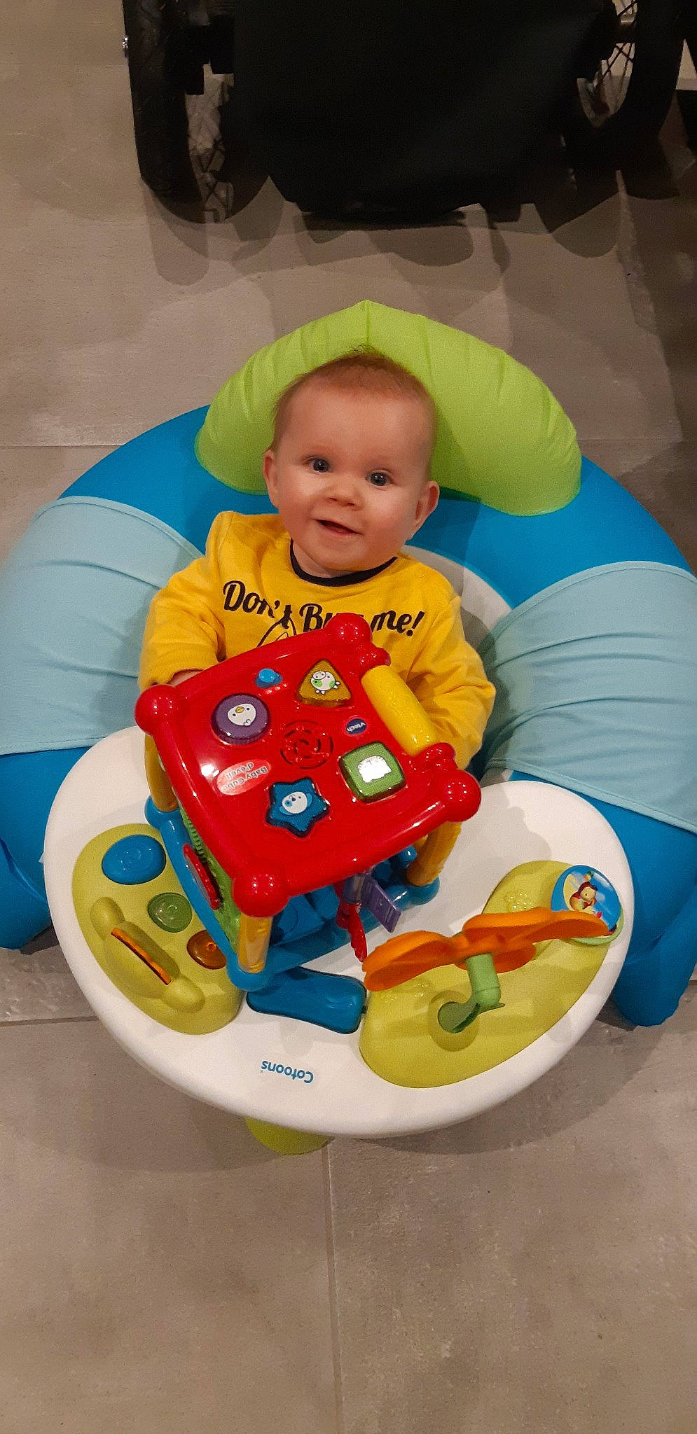 Côme a rejoint le concours — aidez-le/la à gagner de superbes lots ! baby_products, baby_toys, child, fun, infant, person, play, product, toddler, toy, yellow