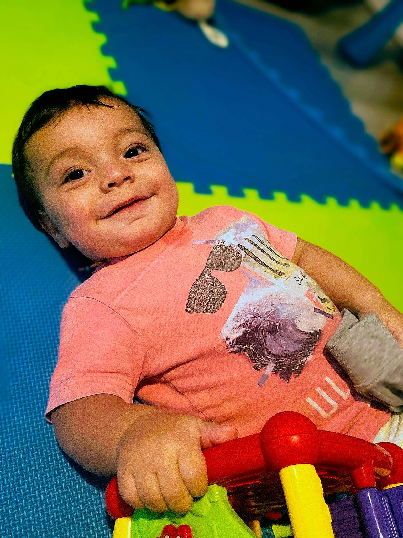 Nicolas a rejoint le concours — aidez-le/la à gagner de superbes lots ! baby, baby_playing_with_toys, baby_toddler_clothing, cheek, child, event, finger, fun, green, happy, joy, leisure, person, photograph, play, product, recreation, skin, smile, snapshot