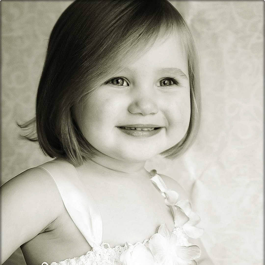 Emy a rejoint le concours — aidez-le/la à gagner de superbes lots ! beauty, black_and_white, child, child_model, facial_expression, flash_photography, hairstyle, happy, iris, joy, lip, monochrome, monochrome_photography, person, photograph, photography, portrait, portrait_photography, smile, style