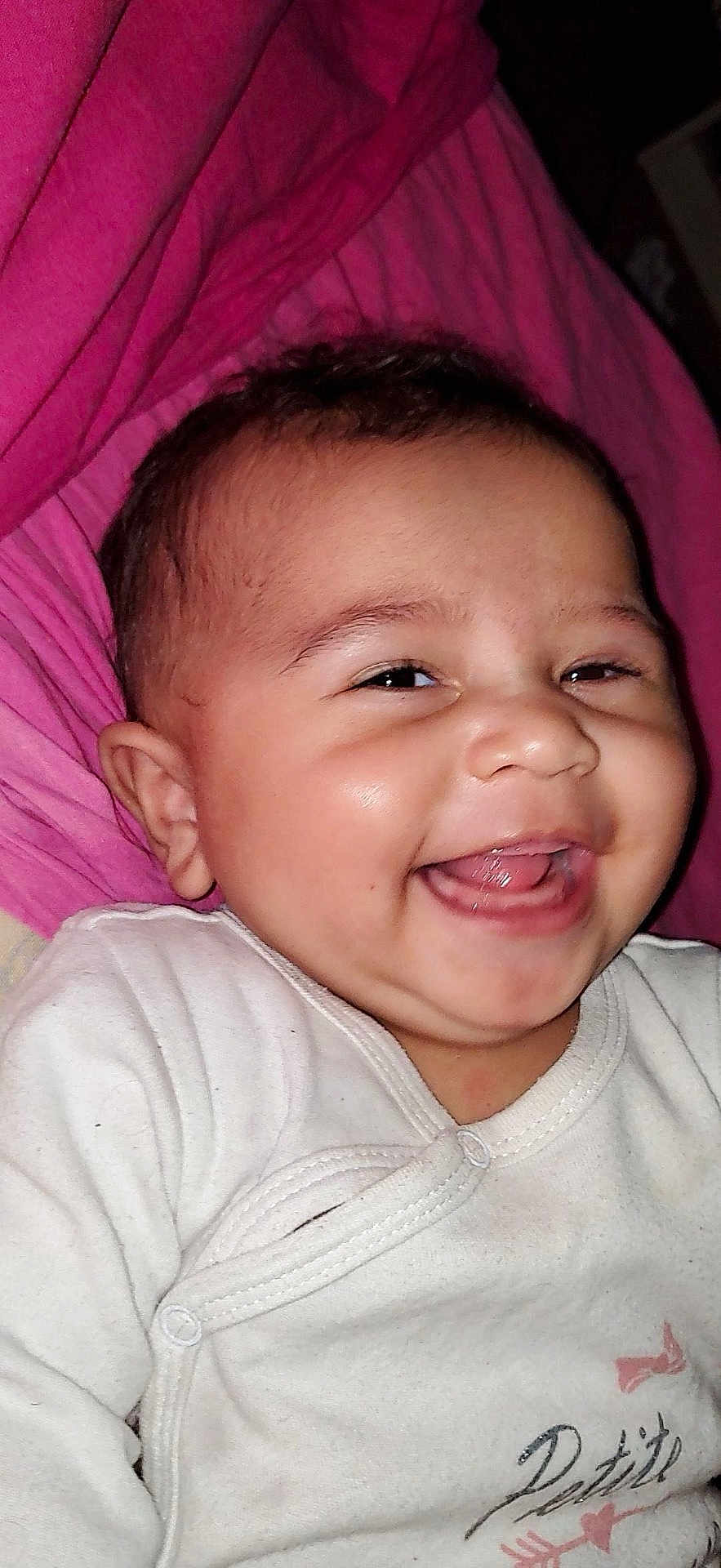 Lya a rejoint le concours — aidez-le/la à gagner de superbes lots ! baby, smile, face, infant, onesie, clothing, pink_blanket, happy, cheerful, portrait, child, cute, lying_down, skin, head, mouth_open, teeth, indoors, closeup, expression