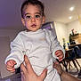 Loann a rejoint le concours — aidez-le/la à gagner de superbes lots ! arm, baby, bodypart, clothing, diningtable, face, finger, furniture, hand, head, indoors, interiordesign, pants, person, photography, portrait, skin, t_shirt, table, tattoo