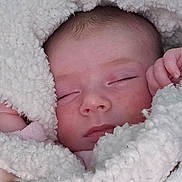 Kathalyna a rejoint le concours — aidez-le/la à gagner de superbes lots ! baby, sleeping, blanket, cozy, soft, face, infant, wrapped, cute, child, warm, comfort, fur, animal_print, hands, peaceful, portrait, rest, newborn, snug