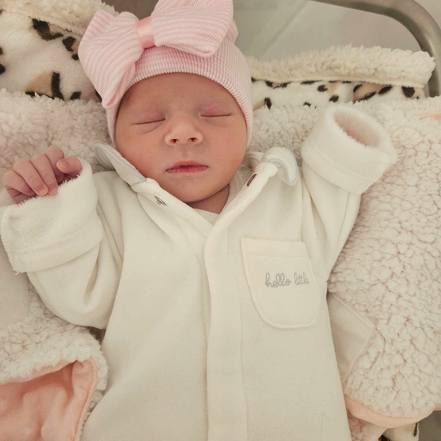 Kathalyna participe au concours pour gagner de l'argent avec cette photo : animal_print, baby, blanket, child, clothing, cozy, cute, hat, headwear, indoors, infant, newborn, peaceful, pink_bow, portrait, resting, sleeping, soft_texture, warm, white_outfit