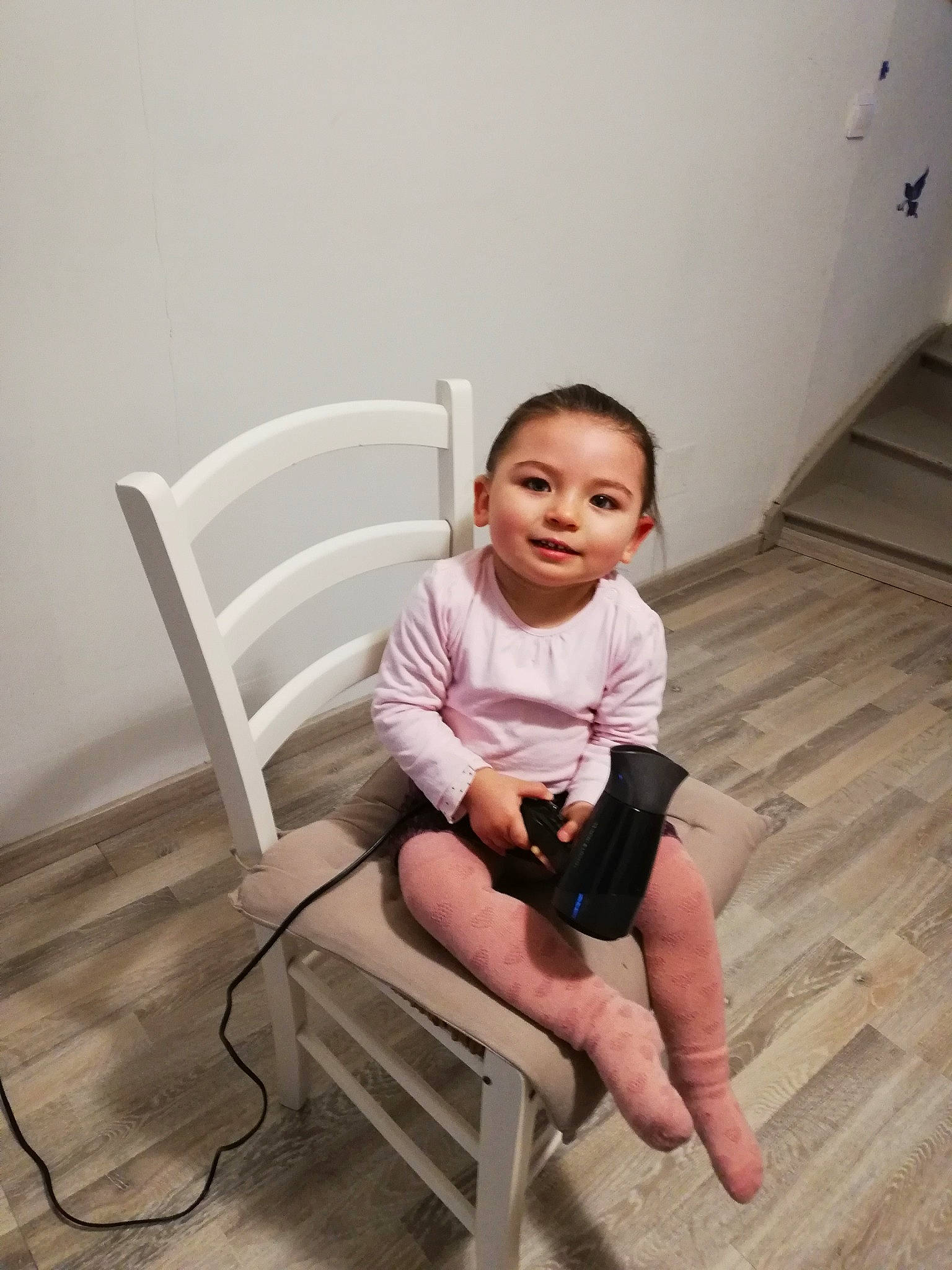 Lily-rose a rejoint le concours — aidez-le/la à gagner de superbes lots ! baby_toddler_clothing, chair, child, comfort, elbow, flash_photography, floor, flooring, hardwood, human_leg, joy, knee, leg, neck, person, shorts, sleeve, smile, t_shirt, thigh