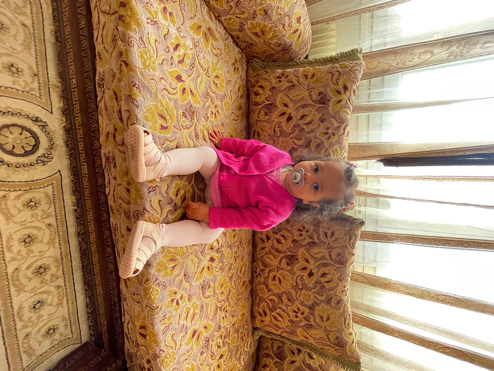 Sirine participe au concours pour gagner de l'argent avec cette photo : carpet, clothing, comfort, couch, floor, flooring, hardwood, interior_design, linens, magenta, pattern, peach, person, plant, room, stairs, textile, tree, visual_arts, window_treatment