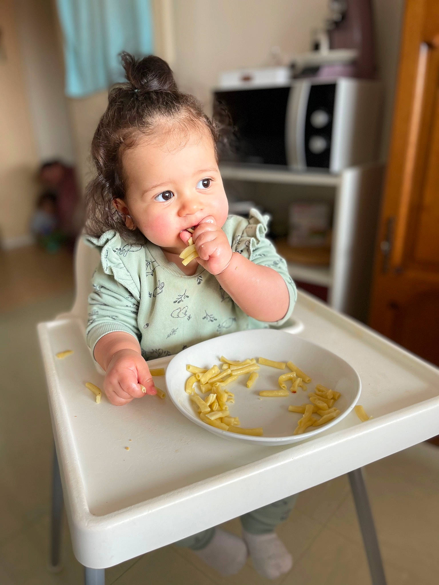 Sirine participe au concours pour gagner de l'argent avec cette photo : baby, baby_toddler_clothing, bowl, chair, child, comfort_food, cuisine, dish, dishware, drinkware, food, food_craving, person, plate, room, serveware, sitting, sweetness, table, tableware
