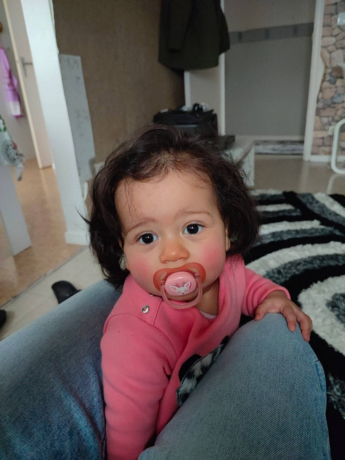 Sirine participe au concours pour gagner de l'argent avec cette photo : baby, baby_toddler_clothing, cheek, child, comfort, floor, flooring, fun, happy, lamp, linens, lip, living_room, mouth, nose, person, room, sitting, skin, sleeve