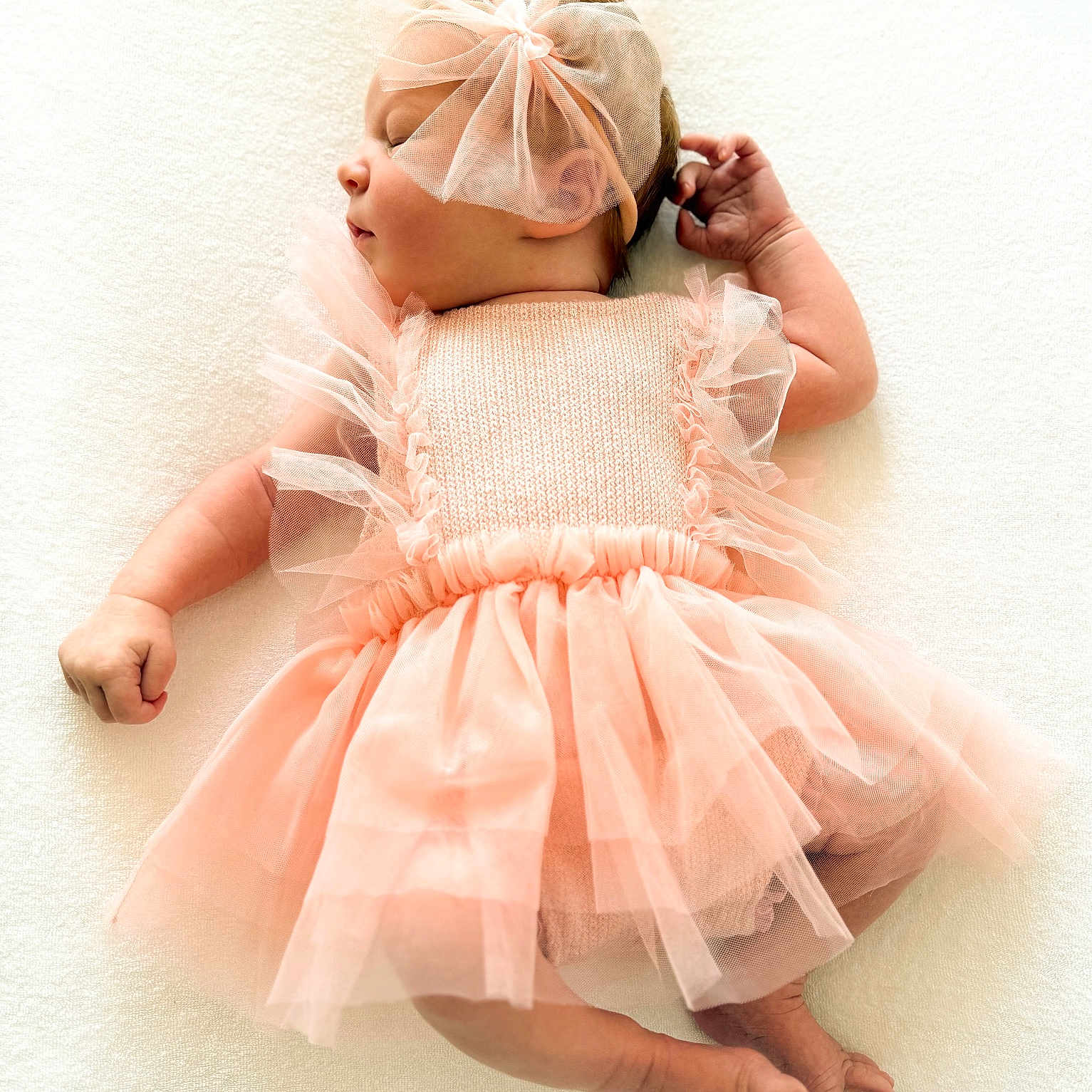 Alice a rejoint le concours — aidez-le/la à gagner de superbes lots ! adorable, baby, child, closeup, cute, delicate, frills, headband, infant, laying_down, newborn, peaceful, pink_dress, portrait, sleeping, small_feet, small_hands, soft_texture, tutu, white_background