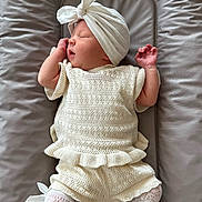 Alice a rejoint le concours — aidez-le/la à gagner de superbes lots ! baby, newborn, sleeping, knitwear, headwrap, cream_color, cushion, soft_texture, infant, cute, peaceful, sleep, toddler, child, person, indoors, fashion, cozy, blanket, comfort