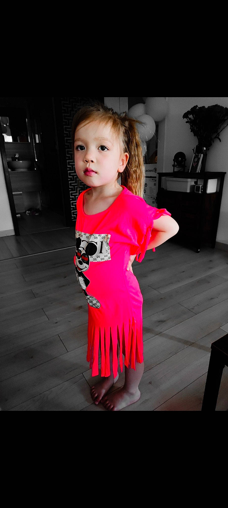 Inaya a rejoint le concours — aidez-le/la à gagner de superbes lots ! baby, baby_toddler_clothing, day_dress, dress, face, fashion_design, flash_photography, flooring, hair, happy, head, magenta, one_piece_garment, person, plant, shoulder, sleeve, standing, t_shirt, toddler