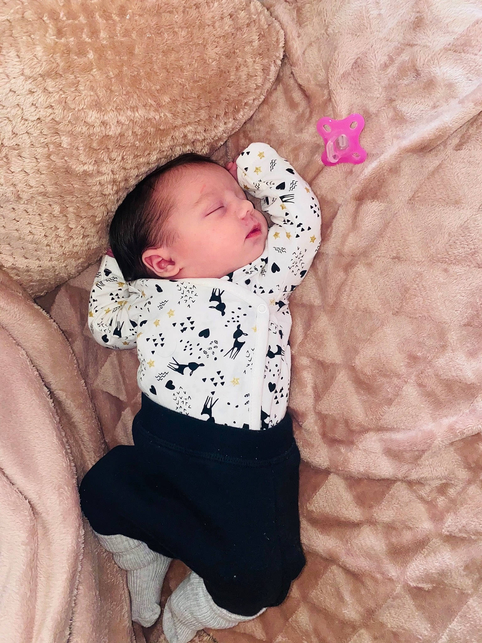 Ohana a rejoint le concours — aidez-le/la à gagner de superbes lots ! baby, baby_products, baby_sleeping, baby_toddler_clothing, cheek, child, comfort, foot, human_leg, linens, outerwear, pattern, person, pink, sitting, skin, sleeve, textile, thigh, toddler