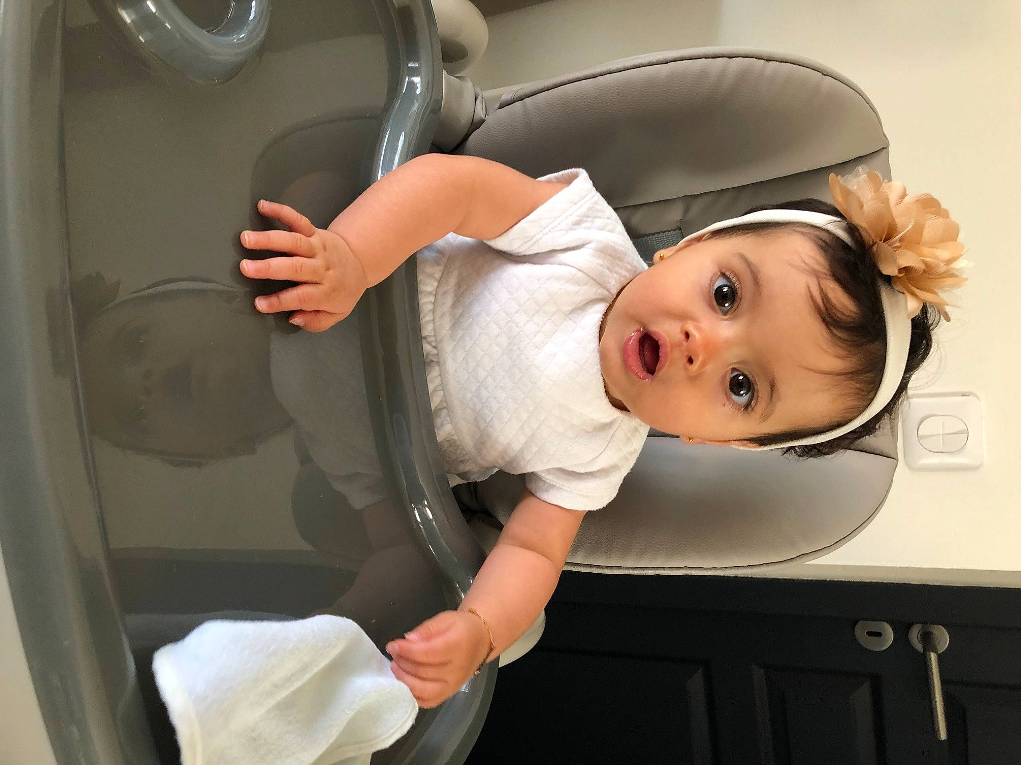 Ambre a rejoint le concours — aidez-le/la à gagner de superbes lots ! arm, baby, birth, child, finger, gesture, hand, person, surprise, toddler, vehicle_door, washing