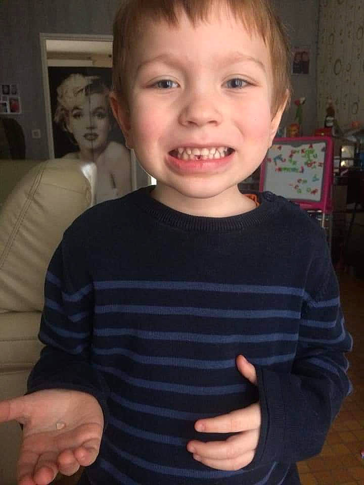 Yanis a rejoint le concours — aidez-le/la à gagner de superbes lots ! arm, cheek, child, chin, face, facial_expression, finger, gesture, head, joy, laugh, organ, person, smile, t_shirt, thumb, toddler, tooth