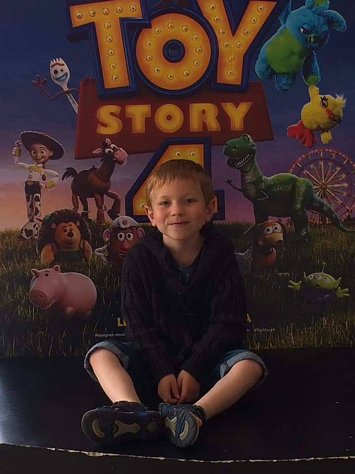 Yanis a rejoint le concours — aidez-le/la à gagner de superbes lots ! adventure_game, album_cover, animated_cartoon, animation, art, child, fiction, font, fun, graphic_design, illustration, joy, person, photo_caption, photography, poster, space, world