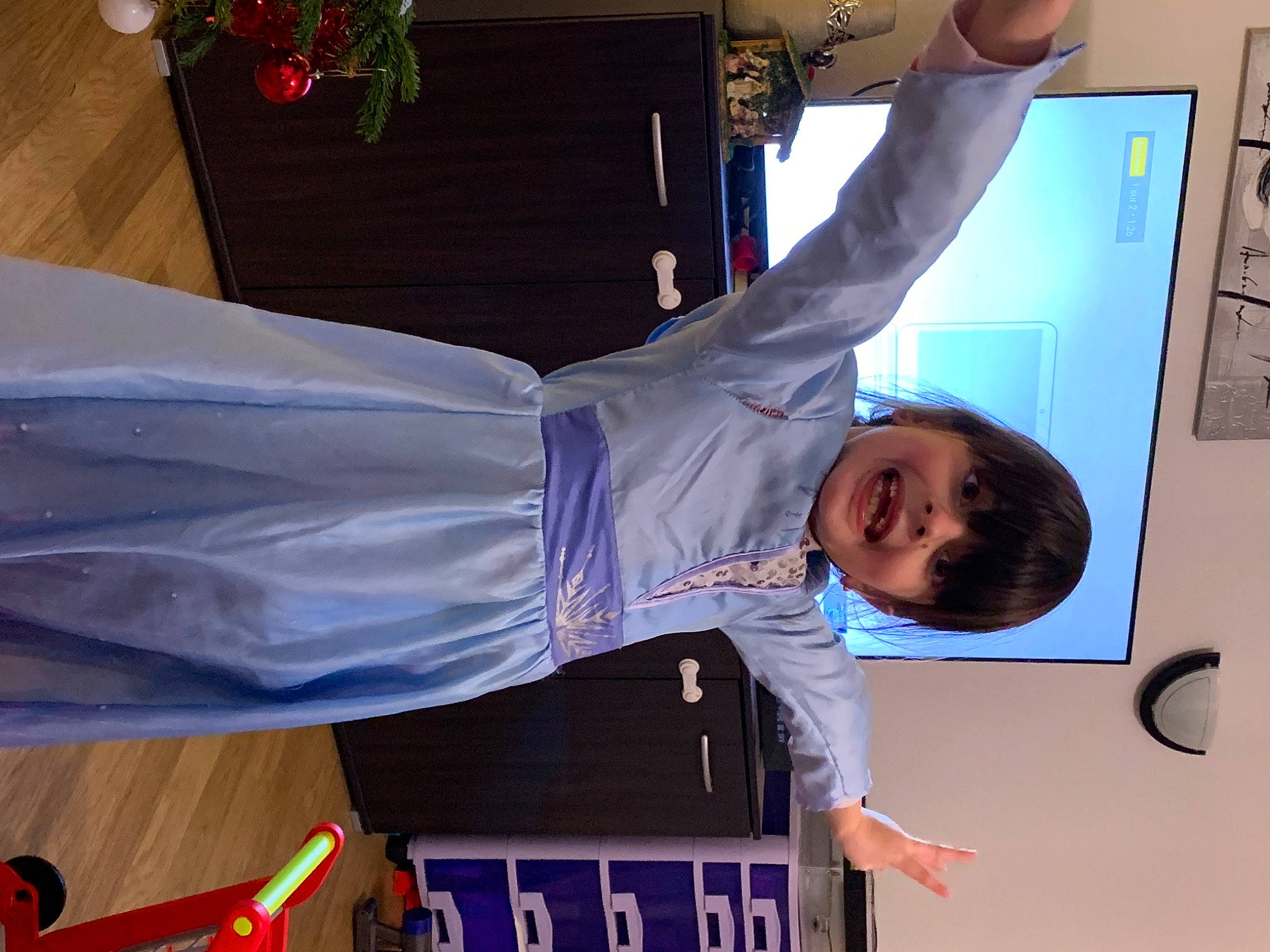 Emma participe au concours pour gagner de l'argent avec cette photo : balance, child, elbow, electric_blue, event, fun, gesture, happy, joy, leisure, person, room, smile, sportswear