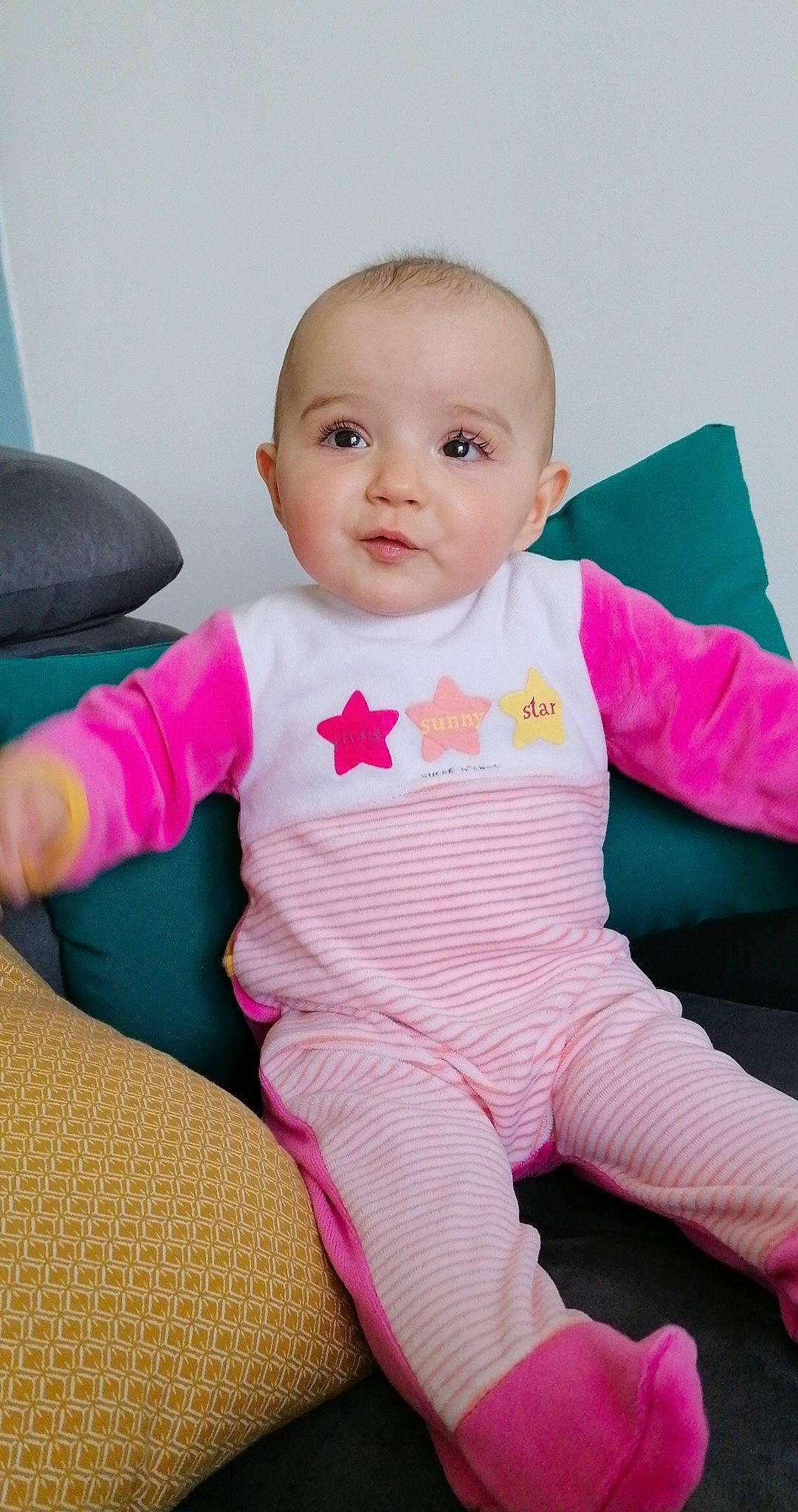 Emilia a rejoint le concours — aidez-le/la à gagner de superbes lots ! baby, baby_toddler_clothing, beauty, cheek, child, comfort, finger, gesture, happy, magenta, pattern, person, pink, sitting, skin, sleeve, t_shirt, thumb, toddler