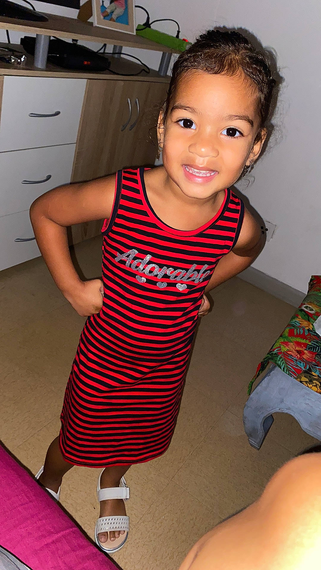 Mayssane a rejoint le concours — aidez-le/la à gagner de superbes lots ! baby_toddler_clothing, cabinetry, computer_keyboard, countertop, drawer, eye, finger, floor, flooring, hair, hairstyle, happy, joint, joy, kitchen_appliance, neck, person, skin, smile, thigh