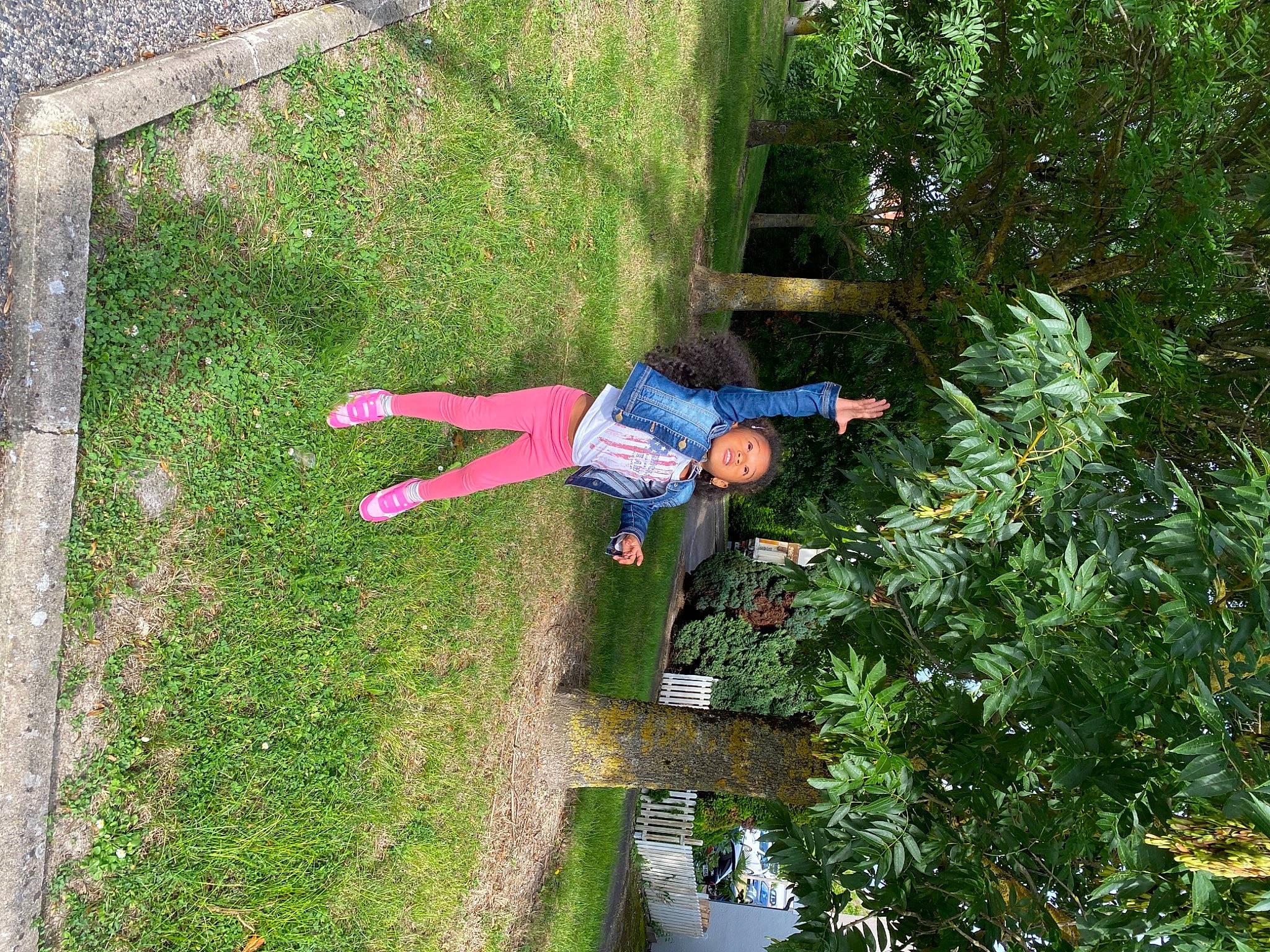 Sora a rejoint le concours — aidez-le/la à gagner de superbes lots ! balance, botany, elbow, garden, grass, groundcover, hat, landscape, lawn, leaf, leisure, people_in_nature, person, plant, recreation, shrub, terrestrial_plant, tree, vegetation, walking_shoe