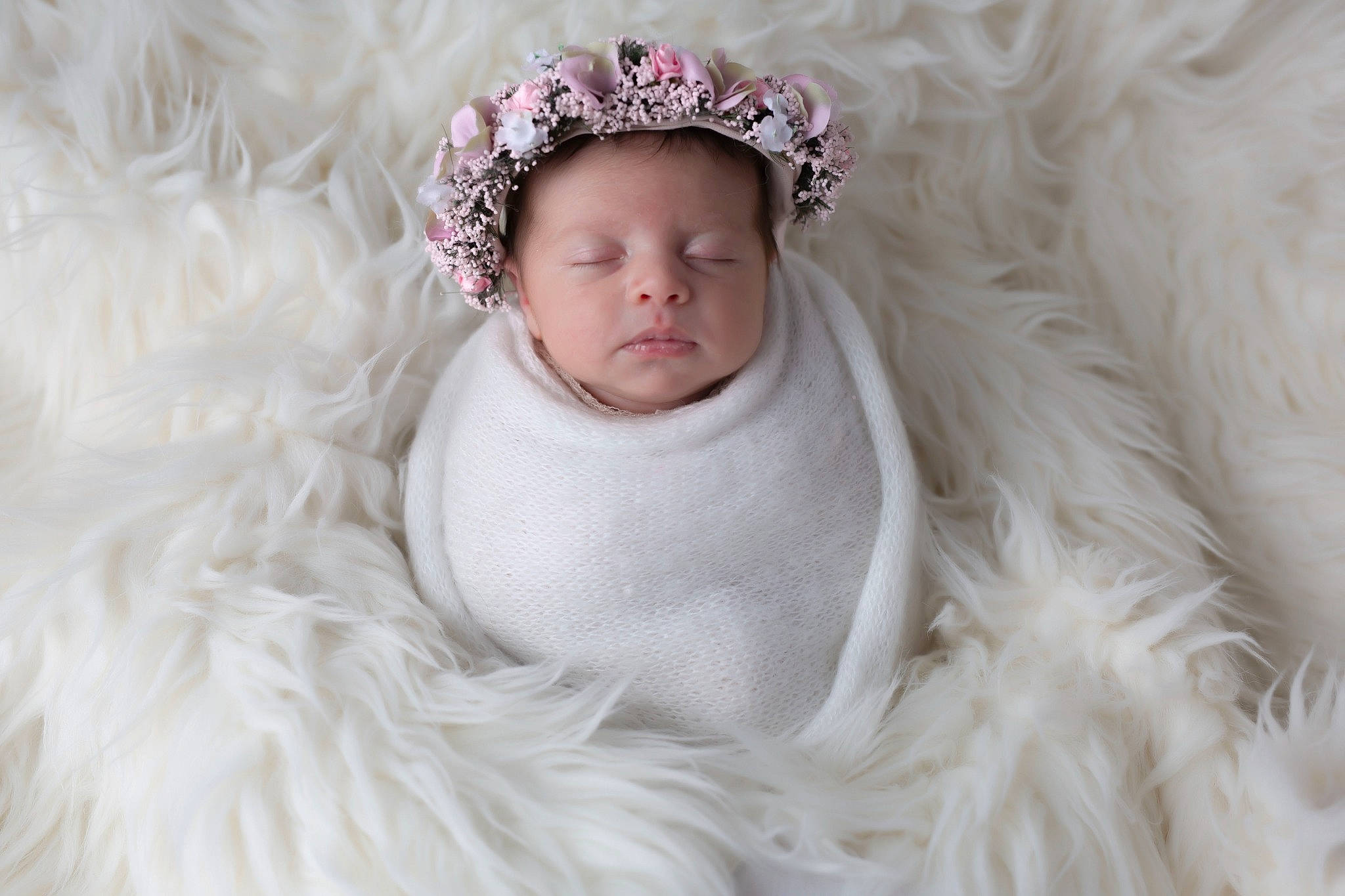 Myliana participe au concours pour gagner de l'argent avec cette photo : baby, baby_toddler_clothing, bridal_accessory, cap, comfort, dress, embellishment, eye, fashion_accessory, flash_photography, fur, fur_clothing, happy, headgear, headpiece, headwear, linens, peach, person, petal