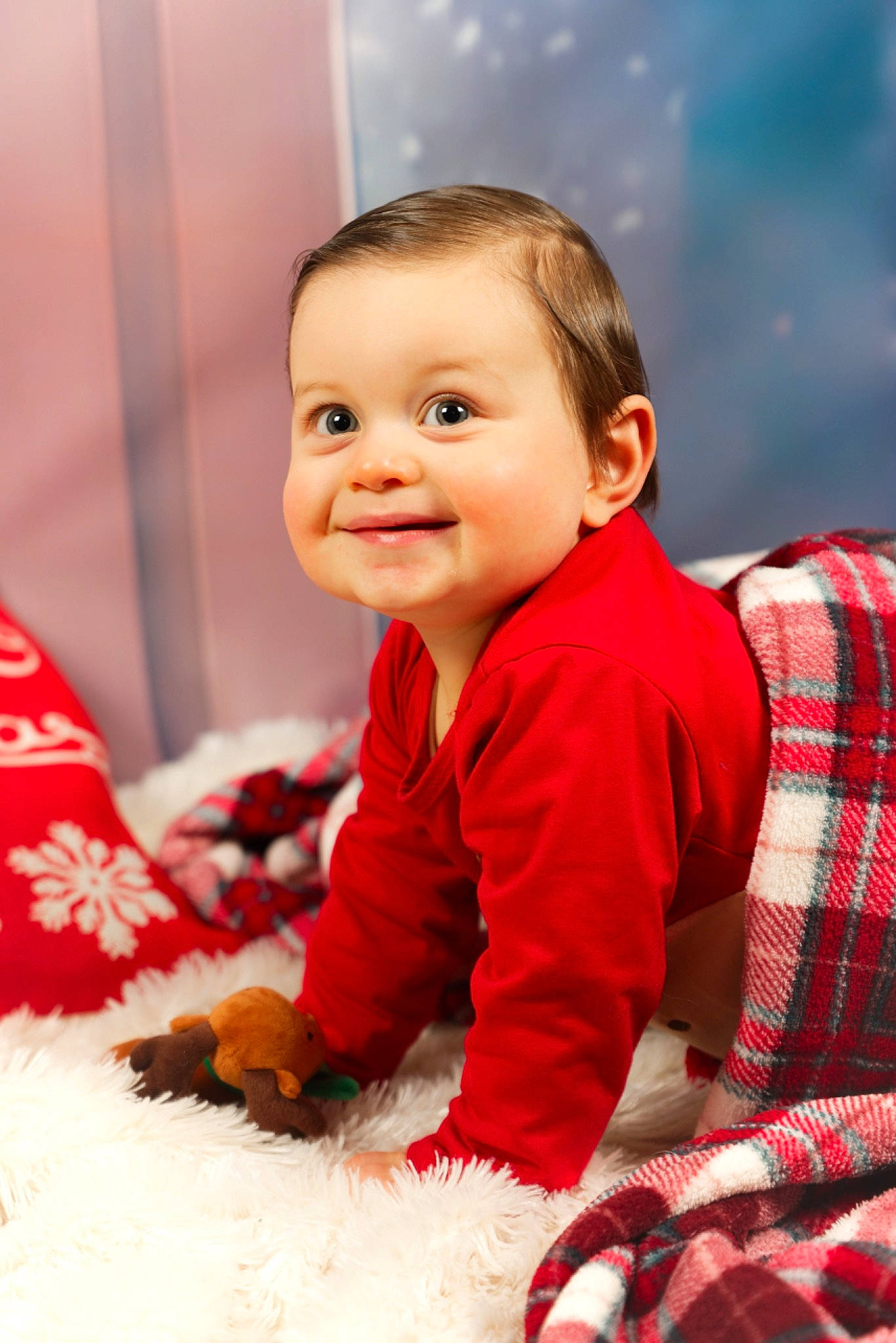 Adam a rejoint le concours — aidez-le/la à gagner de superbes lots ! baby, cheek, child, christmas, christmas_eve, face, happy, head, holiday, joy, pattern, person, plaid, portrait_photography, red, sitting, skin, smile, toddler