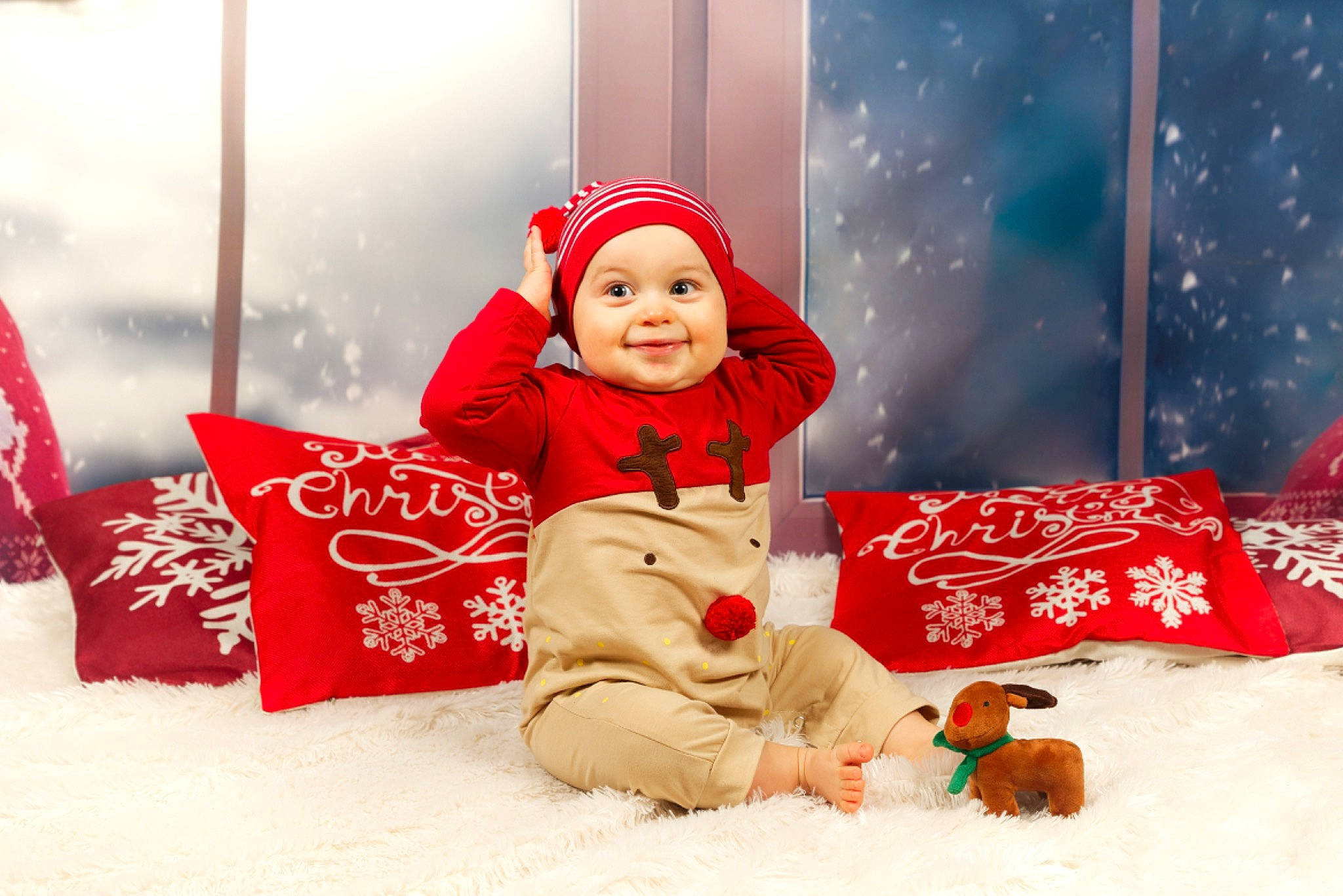 Adam a rejoint le concours — aidez-le/la à gagner de superbes lots ! child, christmas, christmas_eve, fictional_character, holiday, joy, person, playing_in_the_snow, santa_claus, snow, toddler, winter