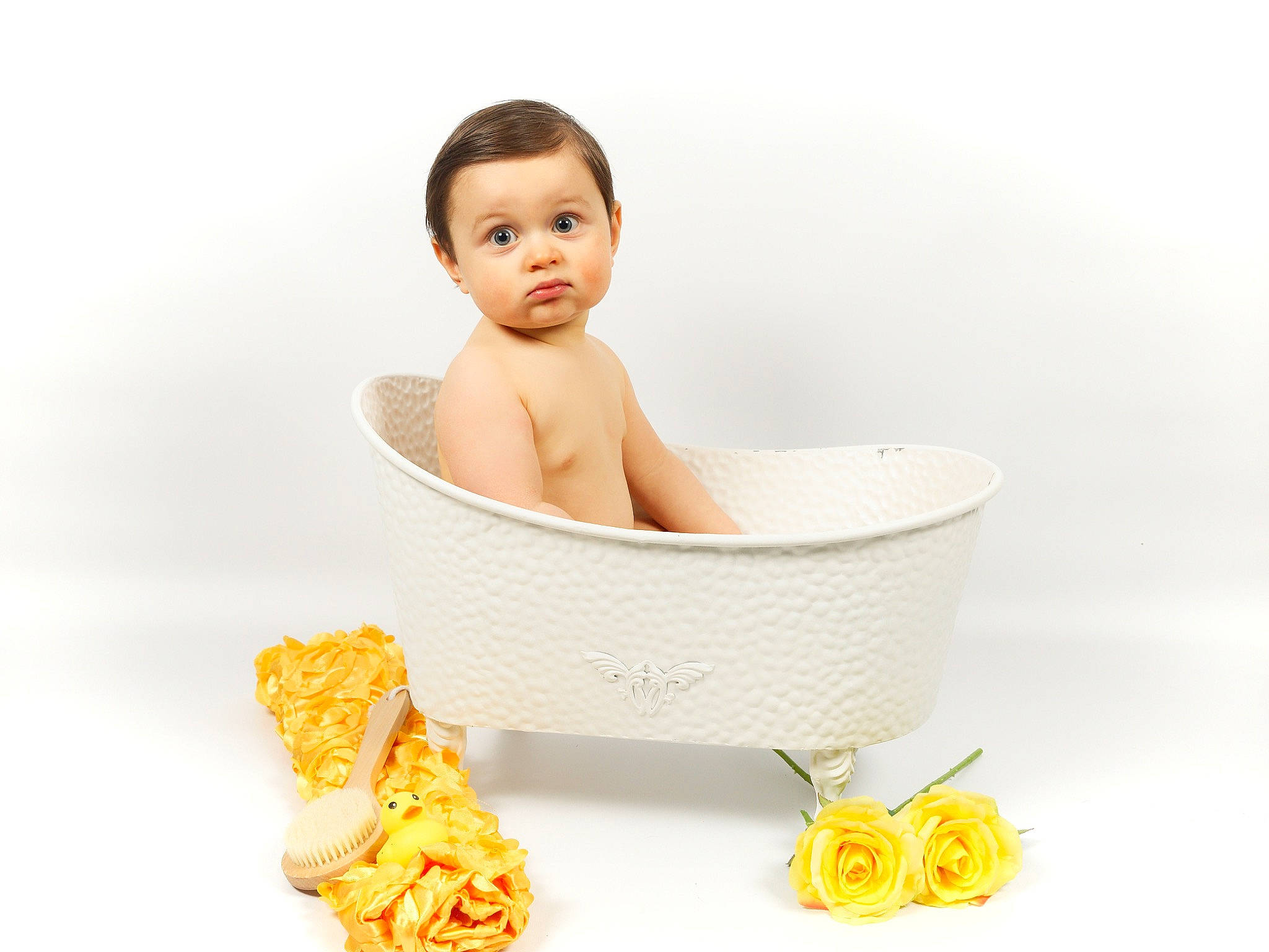 Adam participe au concours pour gagner de l'argent avec cette photo : baby, baby_bathing, bathing, bathtub, beige, child, person, surprise, toddler, yellow
