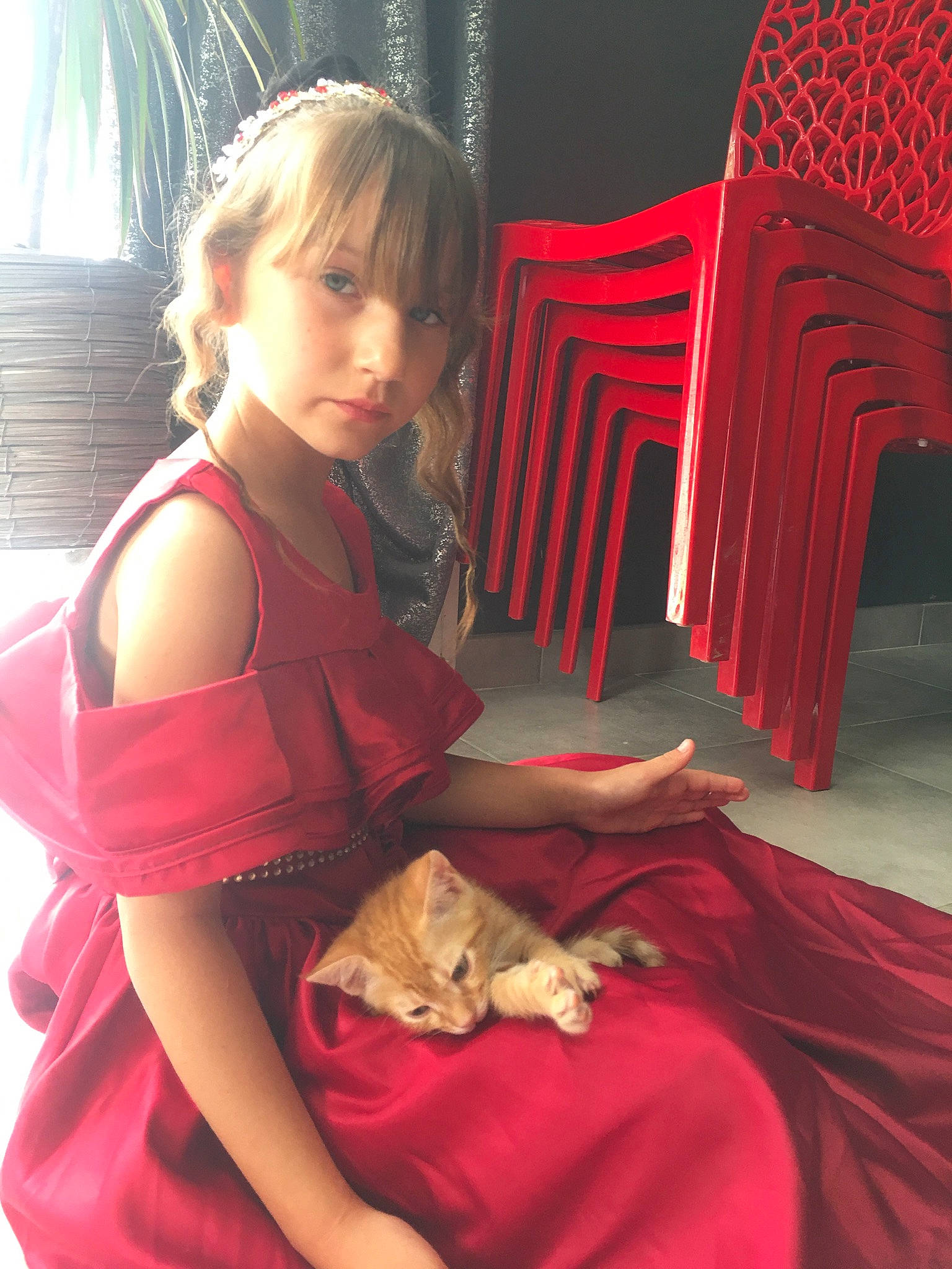 Kenza a rejoint le concours — aidez-le/la à gagner de superbes lots ! beauty, carmine, chair, child, comfort, event, flooring, fun, human, human_leg, lap, magenta, mammal, organ, person, pink, red, room, sitting, textile