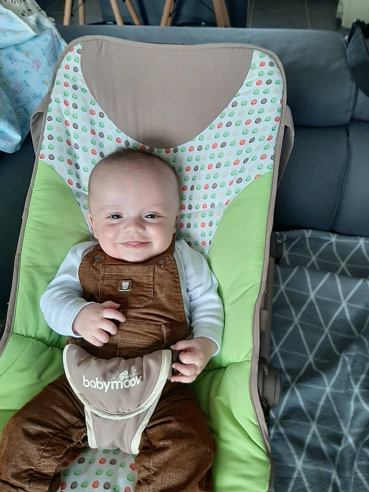 Nathan participe au concours pour gagner de l'argent avec cette photo : baby, baby_carriage, baby_products, baby_toddler_clothing, black, child, comfort, couch, green, grey, happy, joy, linens, pattern, person, photograph, product, sleeve, smile, textile