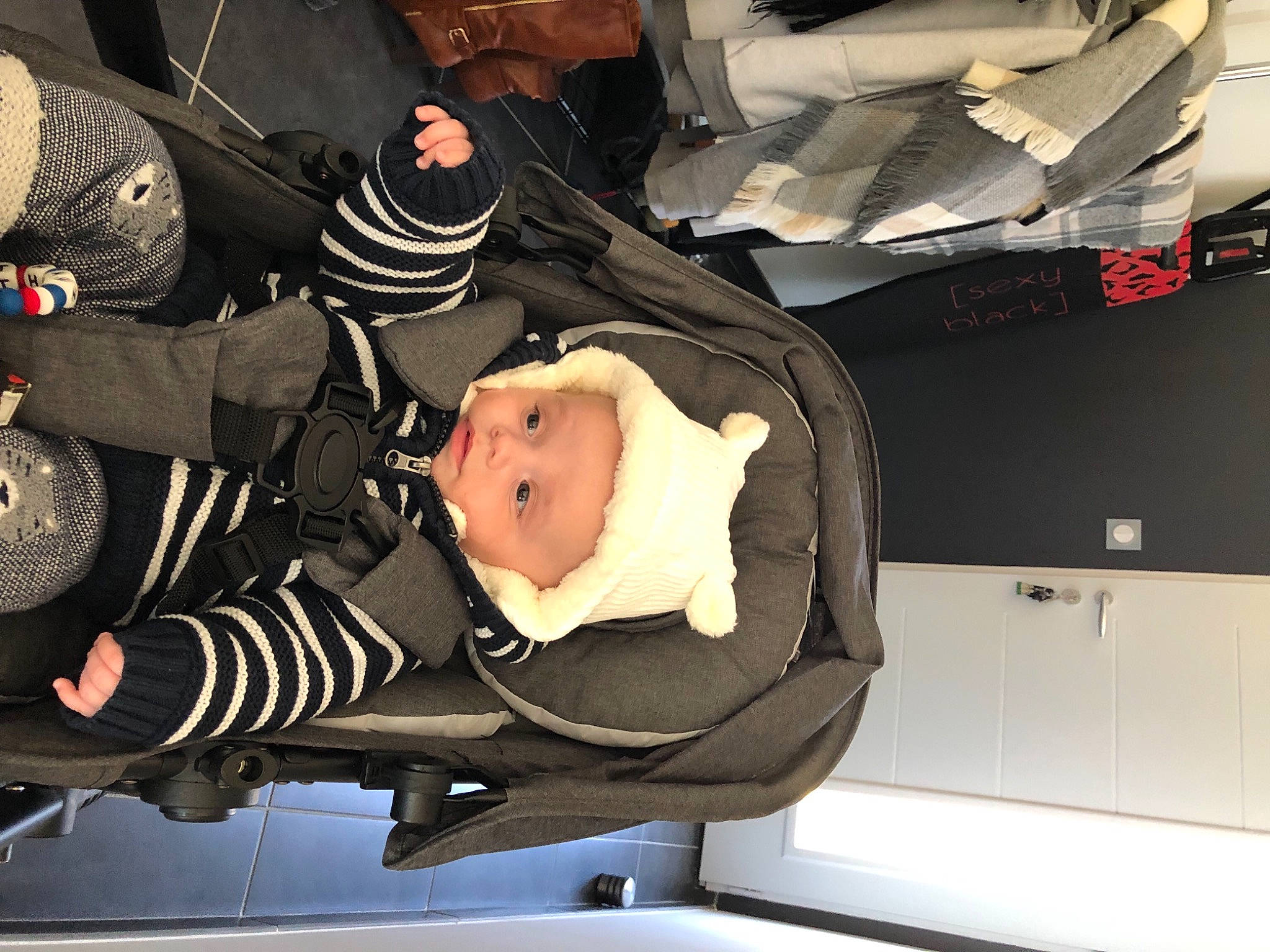 Nathan a rejoint le concours — aidez-le/la à gagner de superbes lots ! auto_part, automotive_design, baby, baby_products, cabinetry, carmine, child, comfort, fun, hat, headgear, headwear, person, room, toddler
