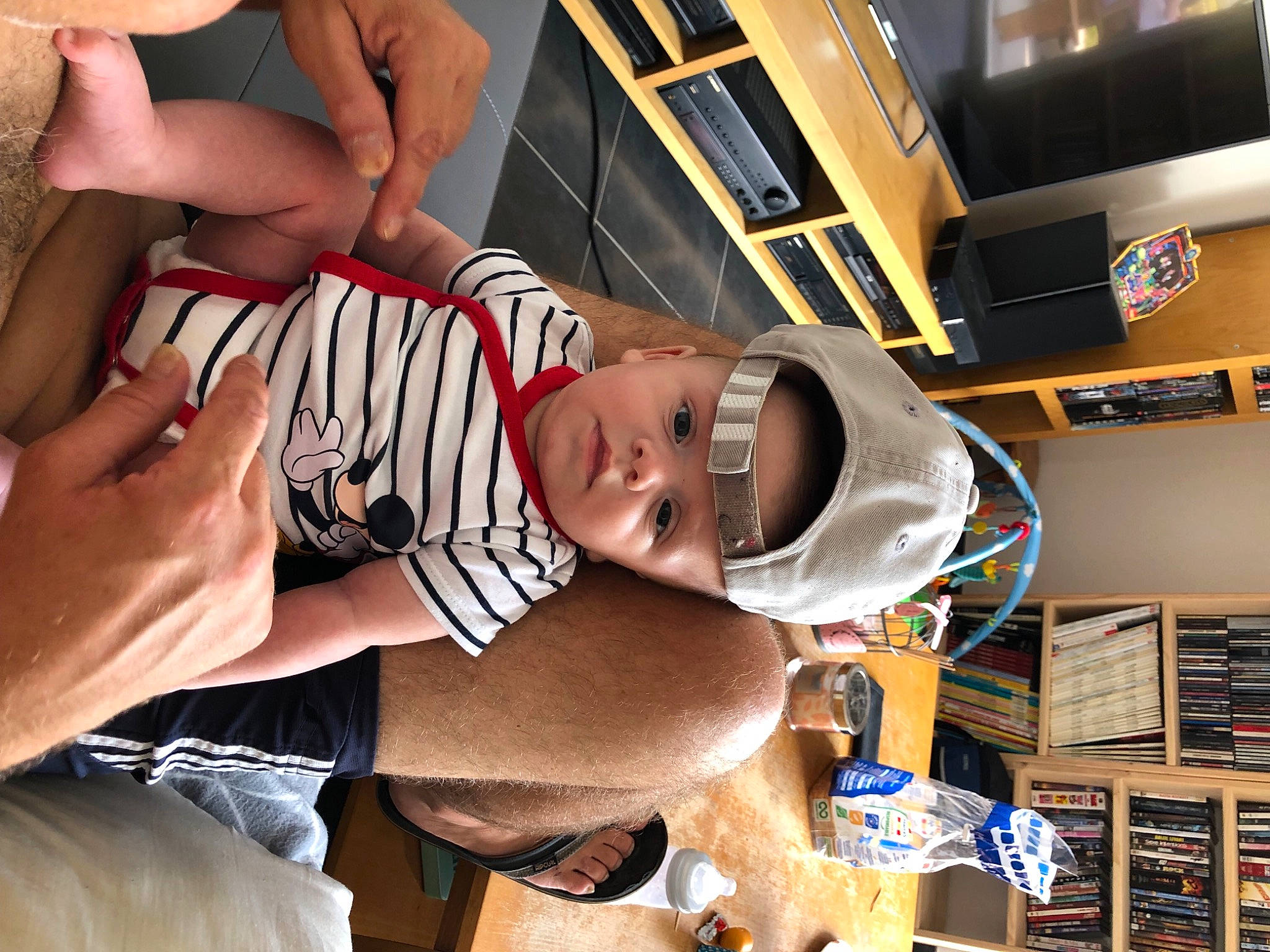 Nathan a rejoint le concours — aidez-le/la à gagner de superbes lots ! baseball_cap, cap, chest, child, elbow, event, eyewear, foot, fun, happy, hat, human_leg, leisure, person, room, shelf, shorts, sun_hat, t_shirt, thigh