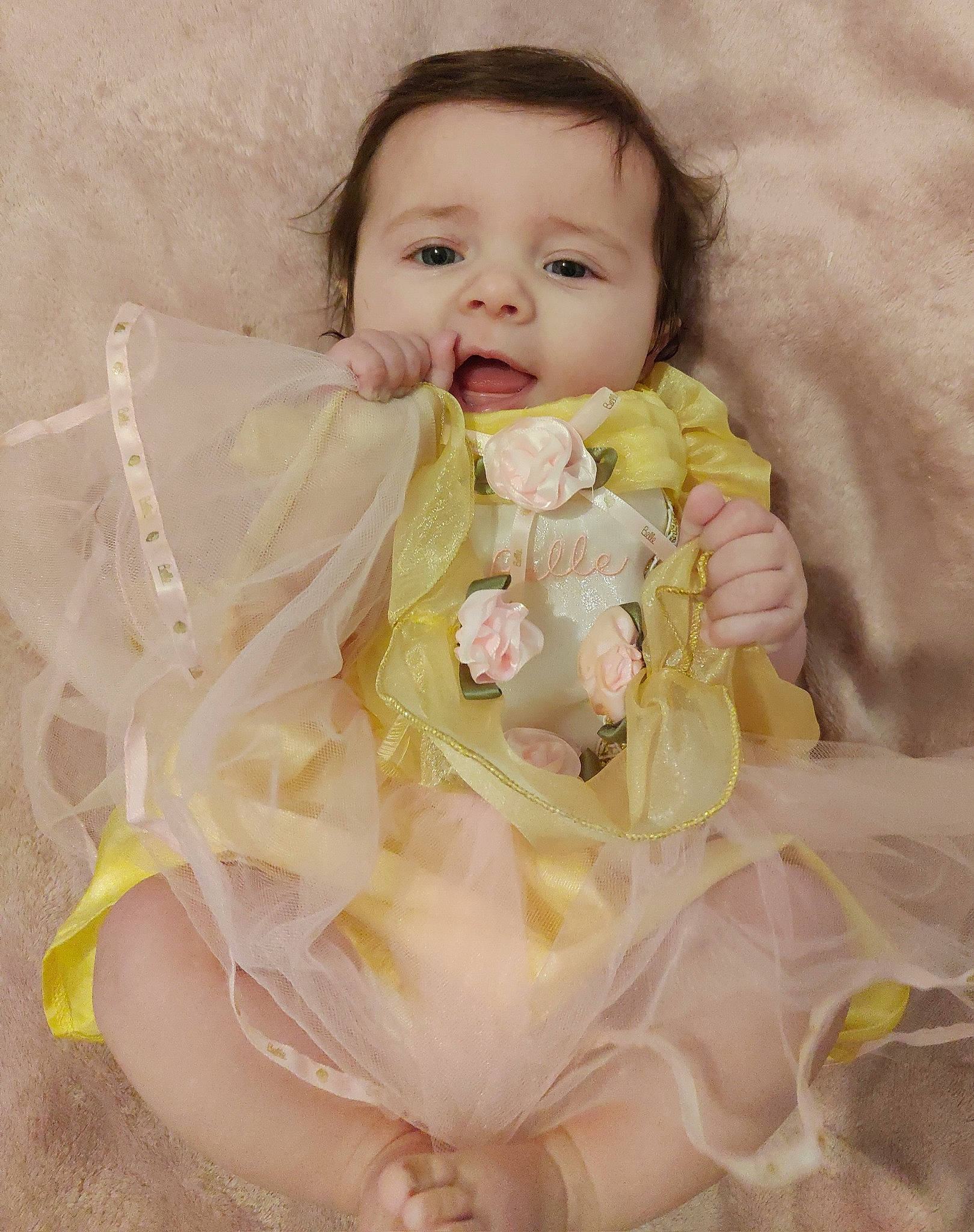 Angelina a rejoint le concours — aidez-le/la à gagner de superbes lots ! baby, baby_toddler_clothing, beauty, cheek, day_dress, dress, embellishment, eye, eyelash, face, happy, head, iris, linens, outerwear, peach, person, pink, skin, sleeve