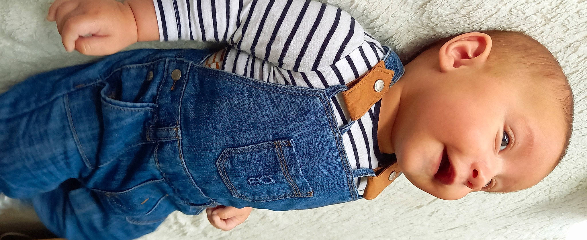 Nohé a rejoint le concours — aidez-le/la à gagner de superbes lots ! abdomen, arm, comfort, denim, elbow, eyelash, fashion, finger, gesture, hand, human_body, joint, neck, person, shoulder, skin, sleeve, sunglasses, textile, thigh