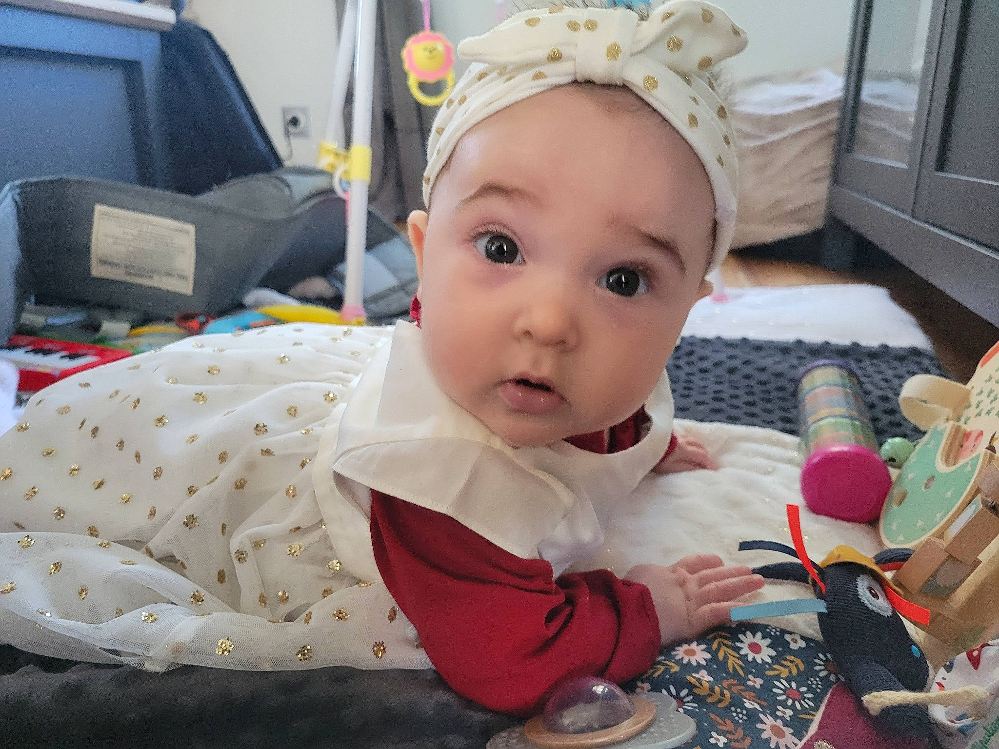 Nina participe au concours pour gagner de l'argent avec cette photo : baby, baby_products, baby_safety, baby_toddler_clothing, cheek, child, coffee_cup, event, eye, fun, happy, headband, iris, person, room, sitting, skin, surprise, tableware, television