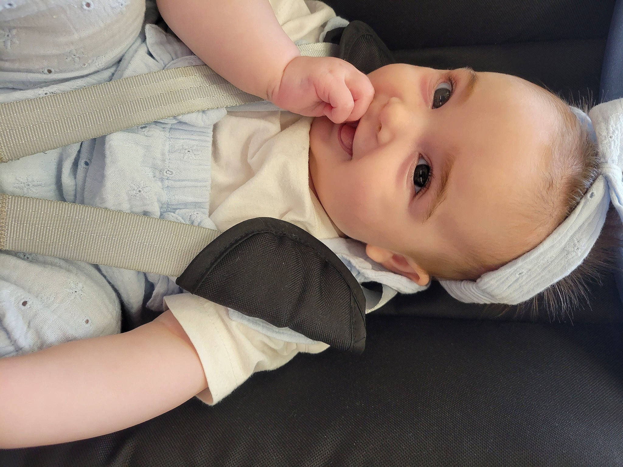 Nina participe au concours pour gagner de l'argent avec cette photo : baby, baby_products, baby_toddler_clothing, cheek, child, collar, comfort, elbow, eyelash, finger, gesture, hand, lip, nail, nose, person, sitting, skin, sleeve, thigh