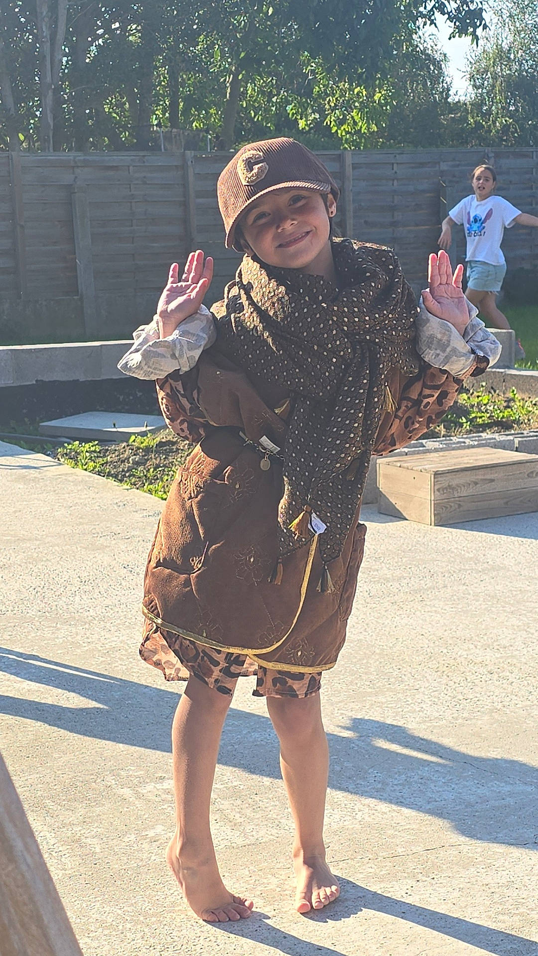 Laña a rejoint le concours — aidez-le/la à gagner de superbes lots ! adult, barefoot, baseballcap, bodypart, boy, cap, child, clothing, coat, face, female, finger, hand, hat, head, person, photography, portrait, shorts, woman