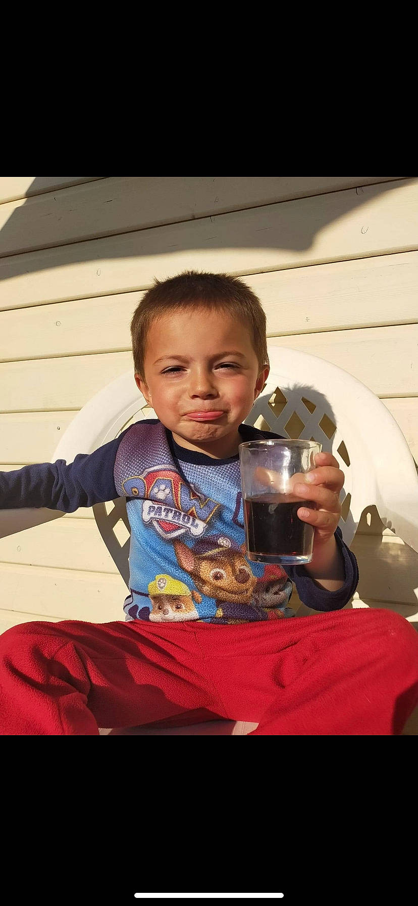 Ethan a rejoint le concours — aidez-le/la à gagner de superbes lots ! child, cup, drink, drinking, drinkware, event, fictional_character, fun, glass, happy, joy, leisure, mug, person, personal_protective_equipment, recreation, sitting, stemware, t_shirt, tableware