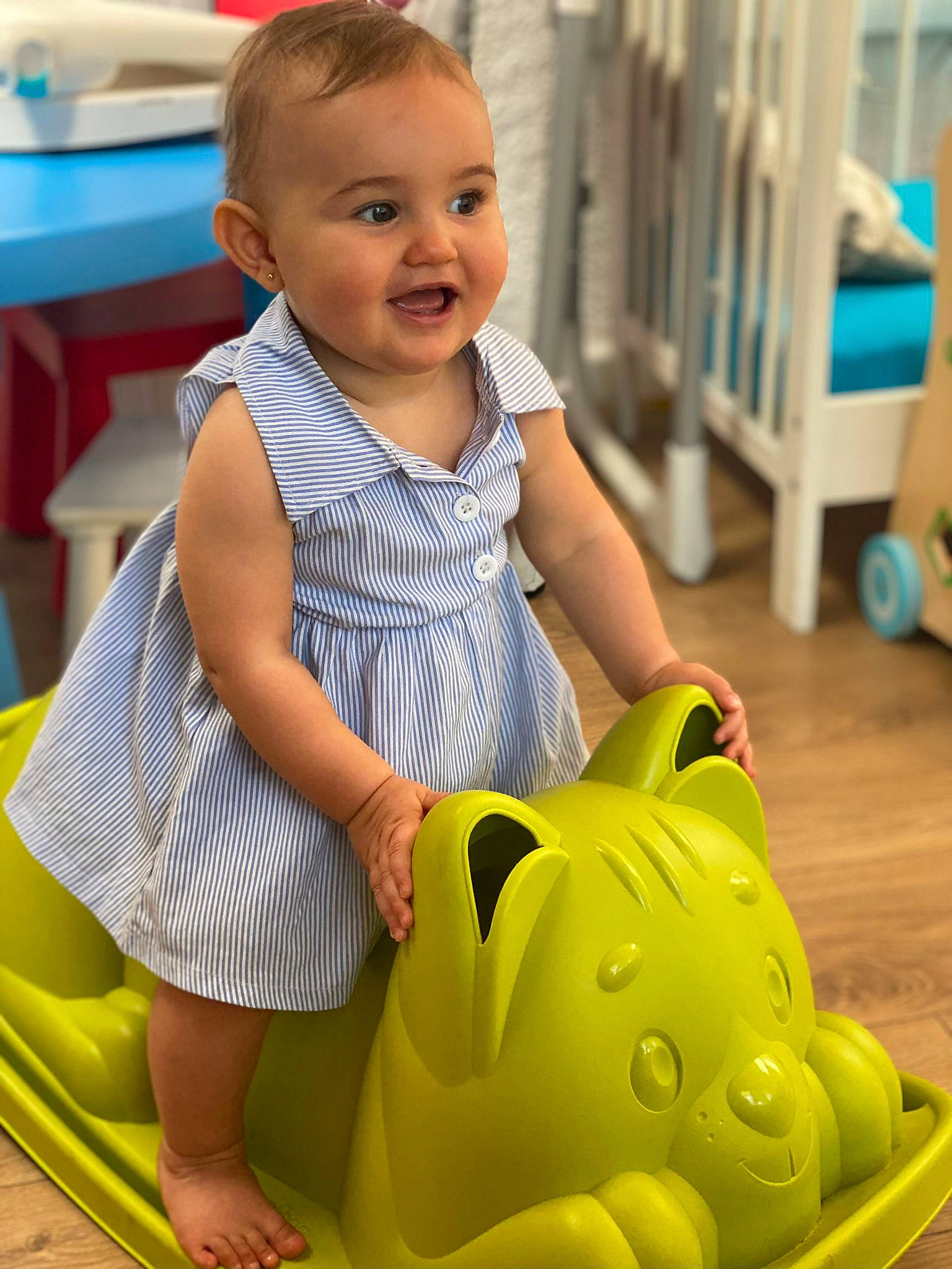 Elyana a rejoint le concours — aidez-le/la à gagner de superbes lots ! baby, baby_toddler_clothing, beauty, blue, carnivore, child, dress, facial_expression, felidae, fun, happy, human_leg, leisure, person, photograph, skin, smile, snapshot, toddler, white