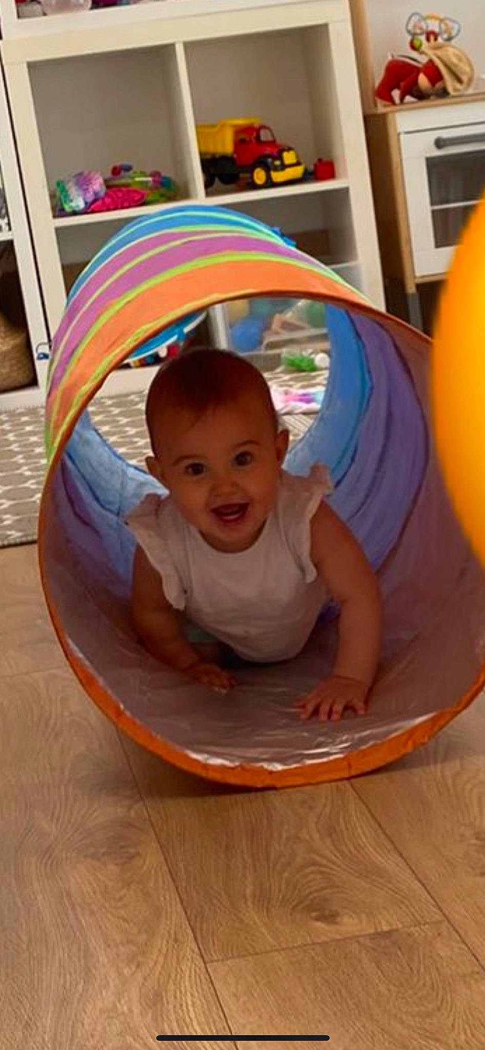 Elyana participe au concours pour gagner de l'argent avec cette photo : baby, baby_products, baby_toddler_clothing, chair, child, circle, comfort, eye, facial_expression, flooring, fun, hair, hairstyle, happy, leisure, person, sitting, smile, t_shirt, toddler